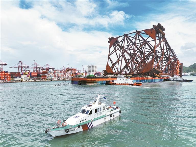 2024.06.11 万吨级西江30-2DPPB平台导管架从深圳赤湾建造场地顺利出港。 深圳特区报记者 胡蕾 通讯员 潘雅吉 摄.jpg